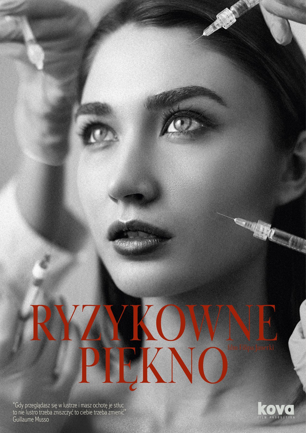 Plakat filmu Ryzykowne Piękno — twarz kobiety i strzykawki medycyny estetycznej
